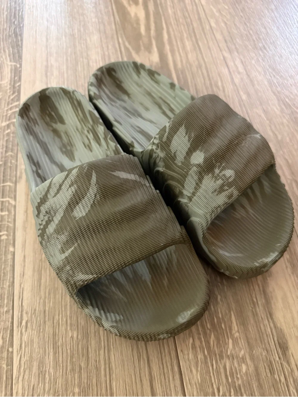 Adidas ADILETTE 22 Men's Slides OLIVE STRATA / SILVER GREEN Size 12 HP6517